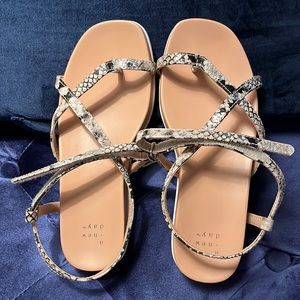 Strap sandals